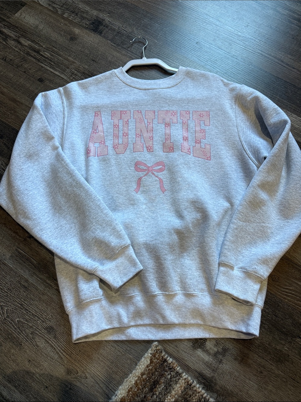 Auntie Graphic Crewneck Sweatshirt - Light Gray with Pink